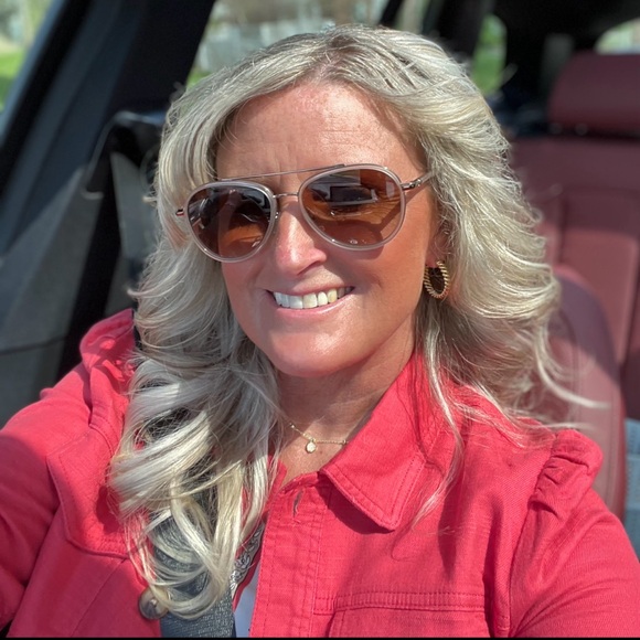 Meet your Posher, Lisa - Picture 1 of 1